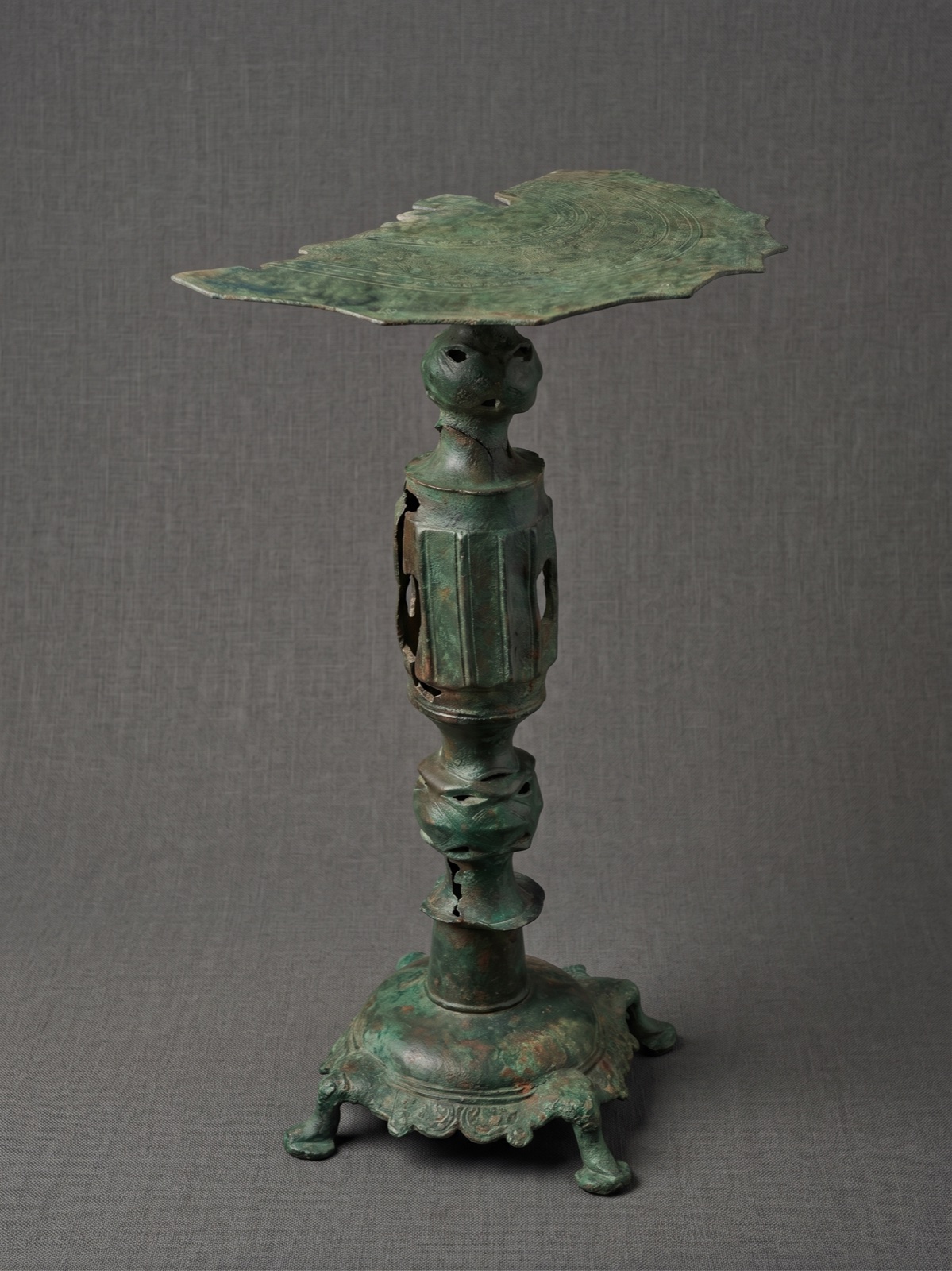Candelero de plato tipo Diamante original, visto en ángulo